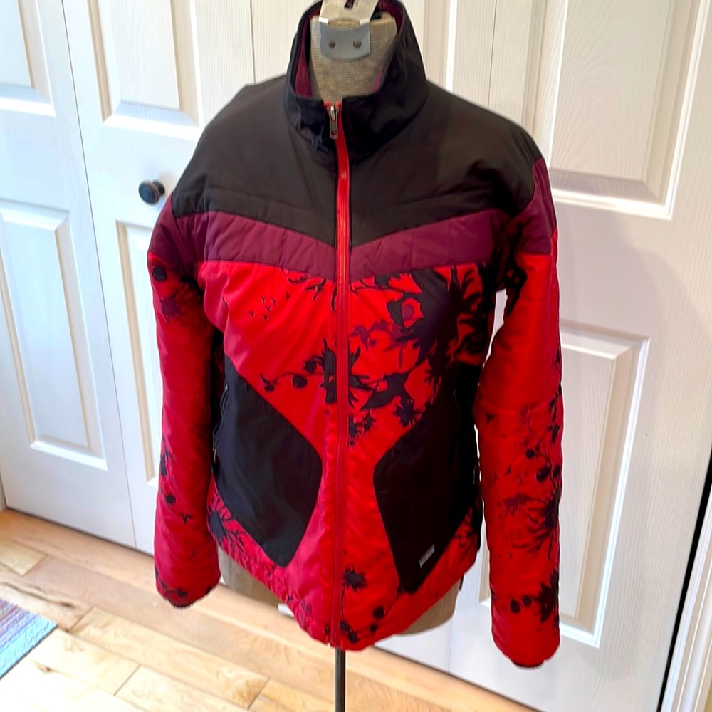 Patagonia nano puffer red and black flowered full zip insulatedjacket